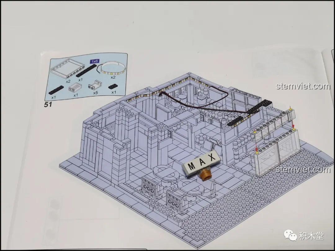Bộ đèn LED đi kèm bộ lắp ghép Juhang Technology 86007 Quán Cà Phê Góc Phố, bao gồm các dải đèn và hộp pin, mang lại hiệu ứng ánh sáng sống động cho mô hình.