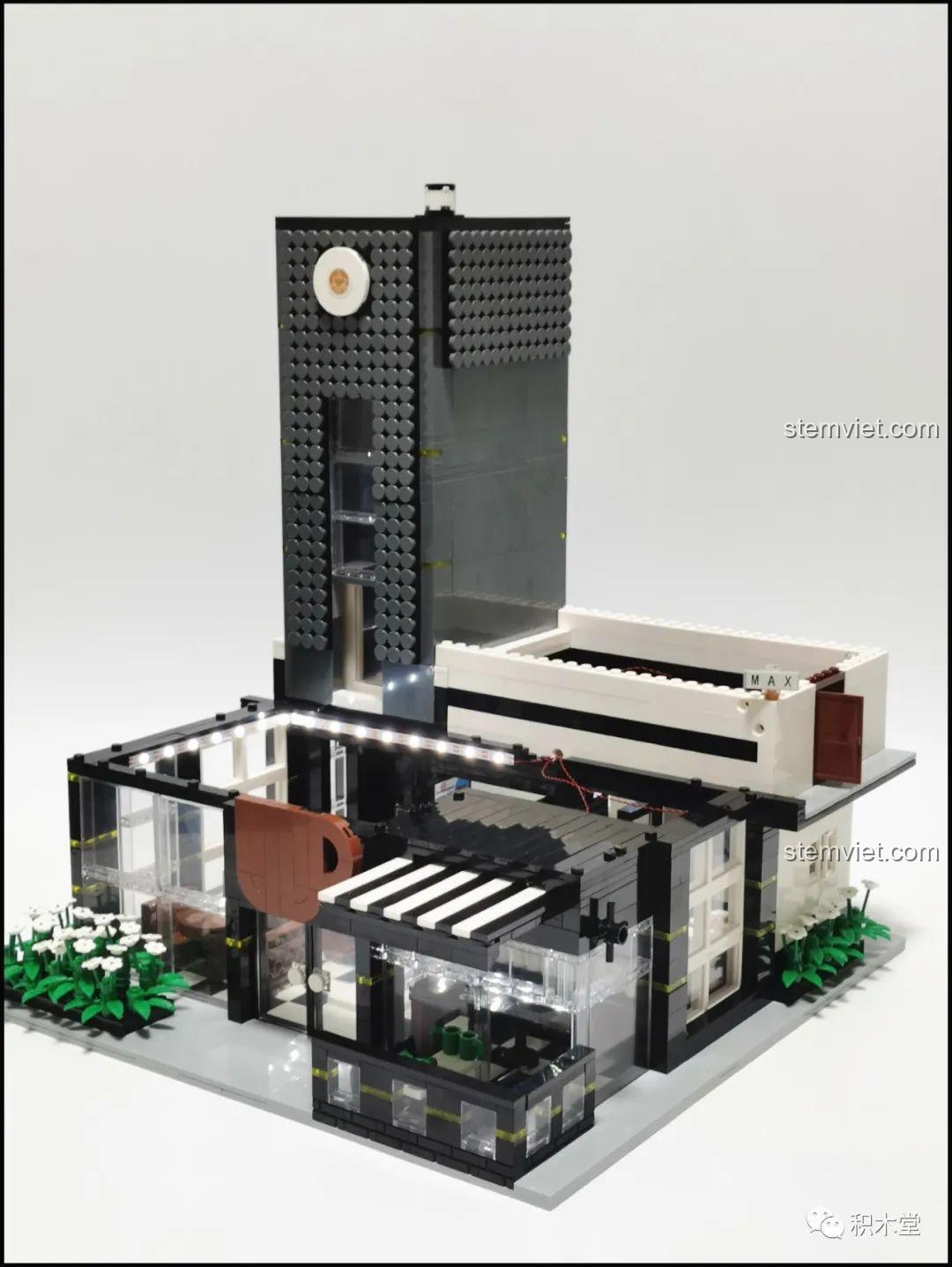 Phần thân chính và tầng 1 của bộ lắp ghép Juhang Technology 86007 Quán Cà Phê Góc Phố đã hoàn thành, tạo nên một cấu trúc vững chắc và chi tiết.