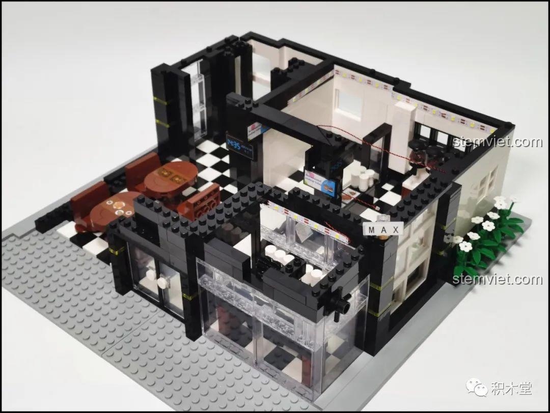 Không gian tầng 1 của bộ lắp ghép Juhang Technology 86007 Quán Cà Phê Góc Phố, với quầy bar, bàn ghế và lối đi trung tâm, thể hiện sự bố trí hợp lý.