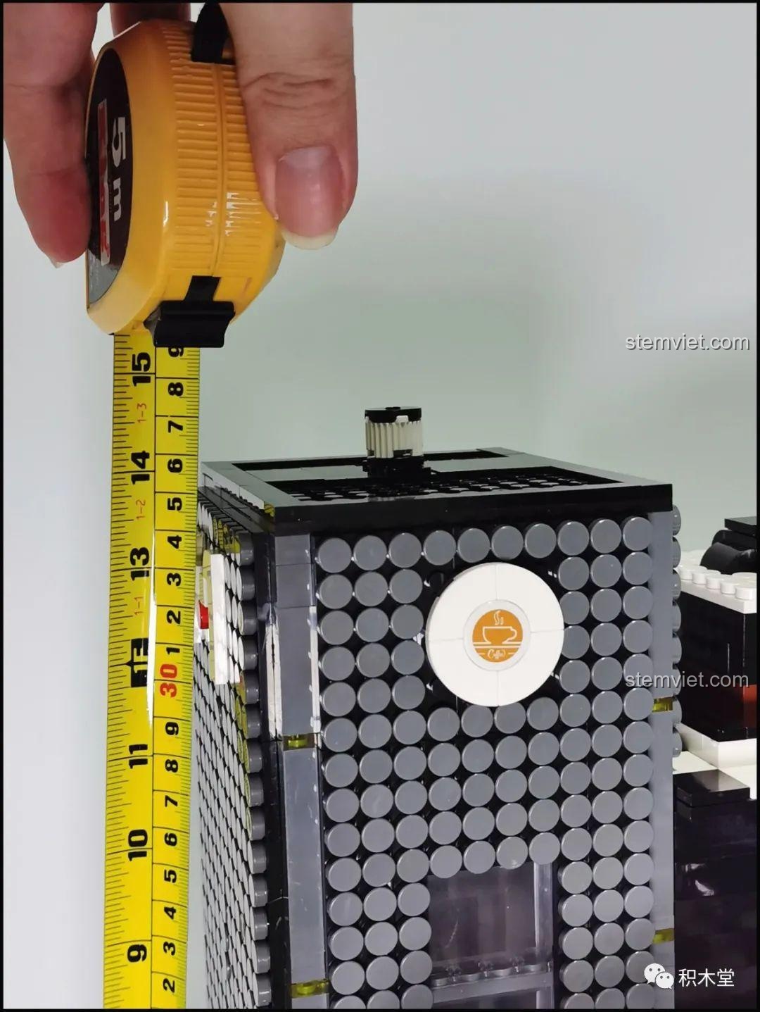 Chất lượng của các mảnh ghép trong suốt trong bộ lắp ghép Juhang Technology 86007 Quán Cà Phê Góc Phố, cho thấy một số vết xước nhỏ.