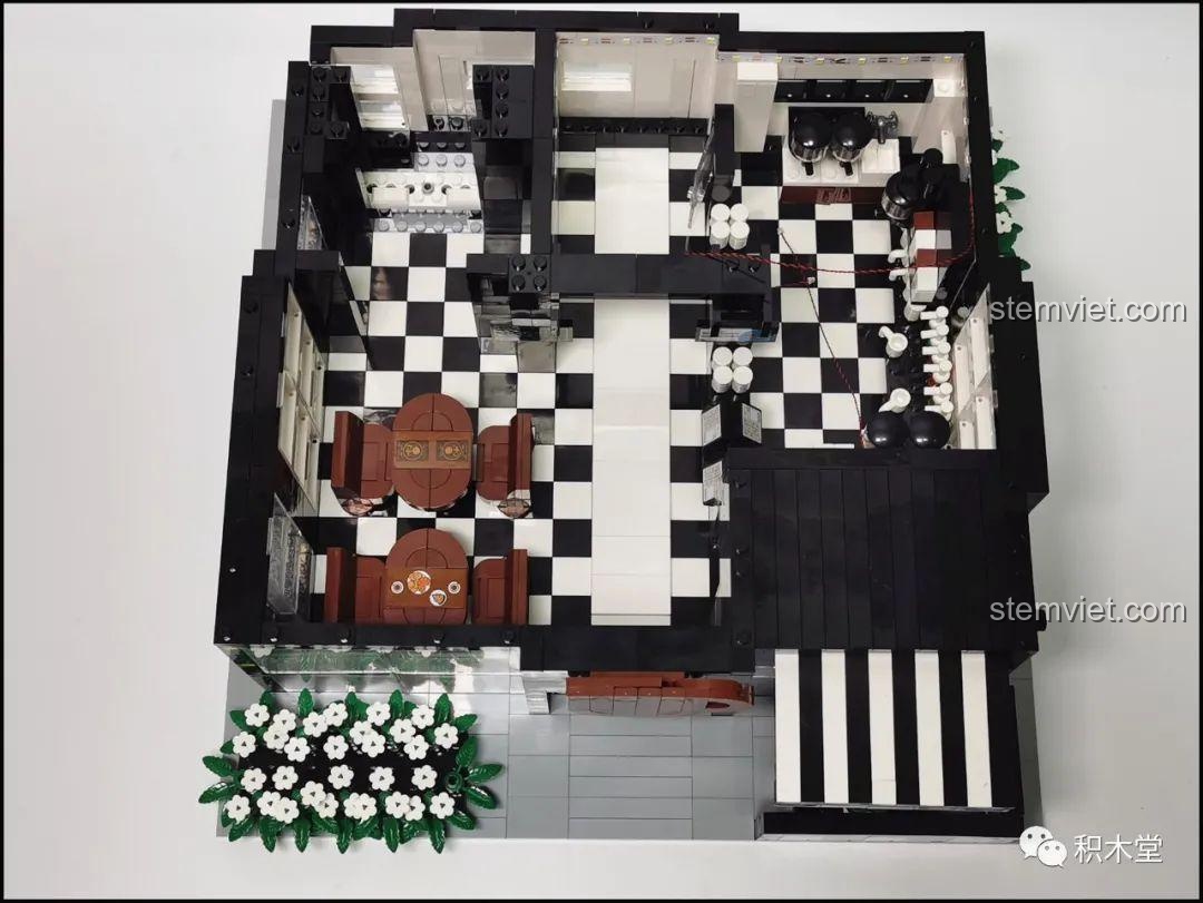 Một chi tiết nhỏ hình thỏi son trong bộ lắp ghép Juhang Technology 86007 Quán Cà Phê Góc Phố, thể hiện sự tinh tế và bất ngờ trong thiết kế.