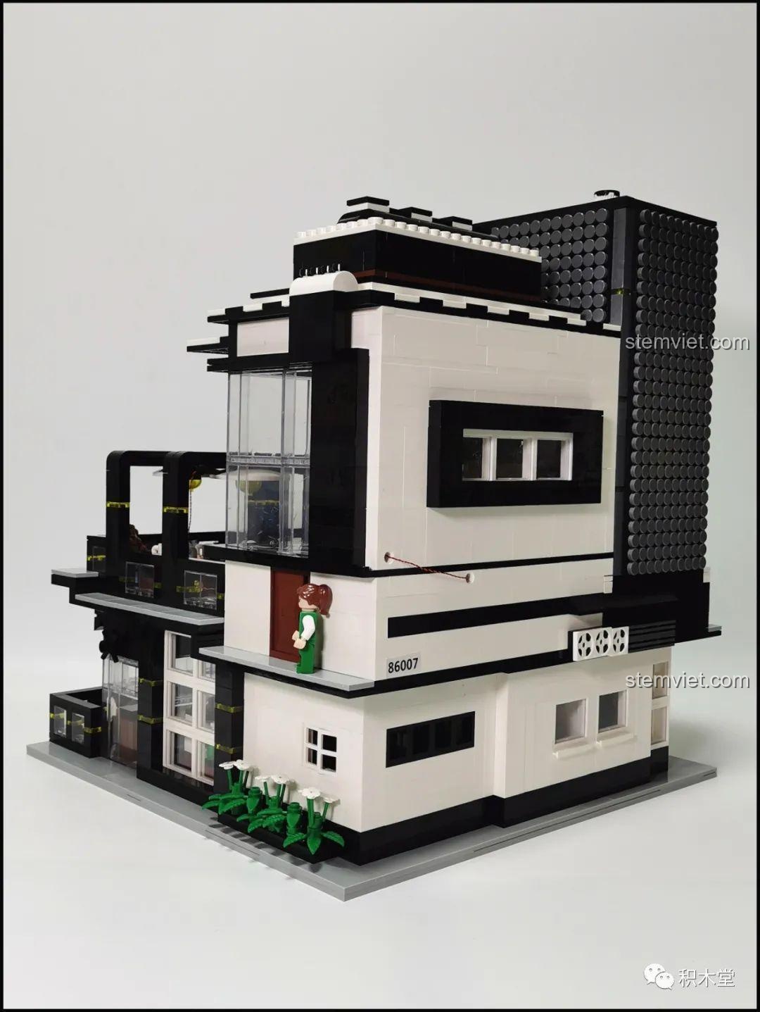 Mặt sau của năm minifigures nhân viên trong bộ lắp ghép Juhang Technology 86007 Quán Cà Phê Góc Phố, cho thấy chi tiết trang phục từ phía sau.