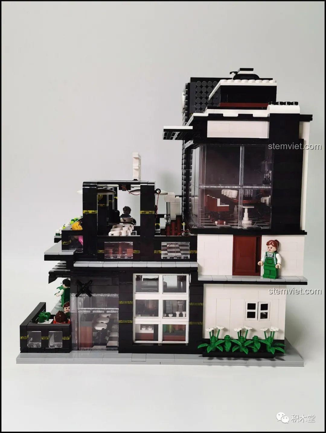 Năm minifigures nhân viên của Quán Cà Phê Góc Phố Juhang Technology 86007, mặc đồng phục màu xanh lá cây đặc trưng, sẵn sàng phục vụ khách hàng.