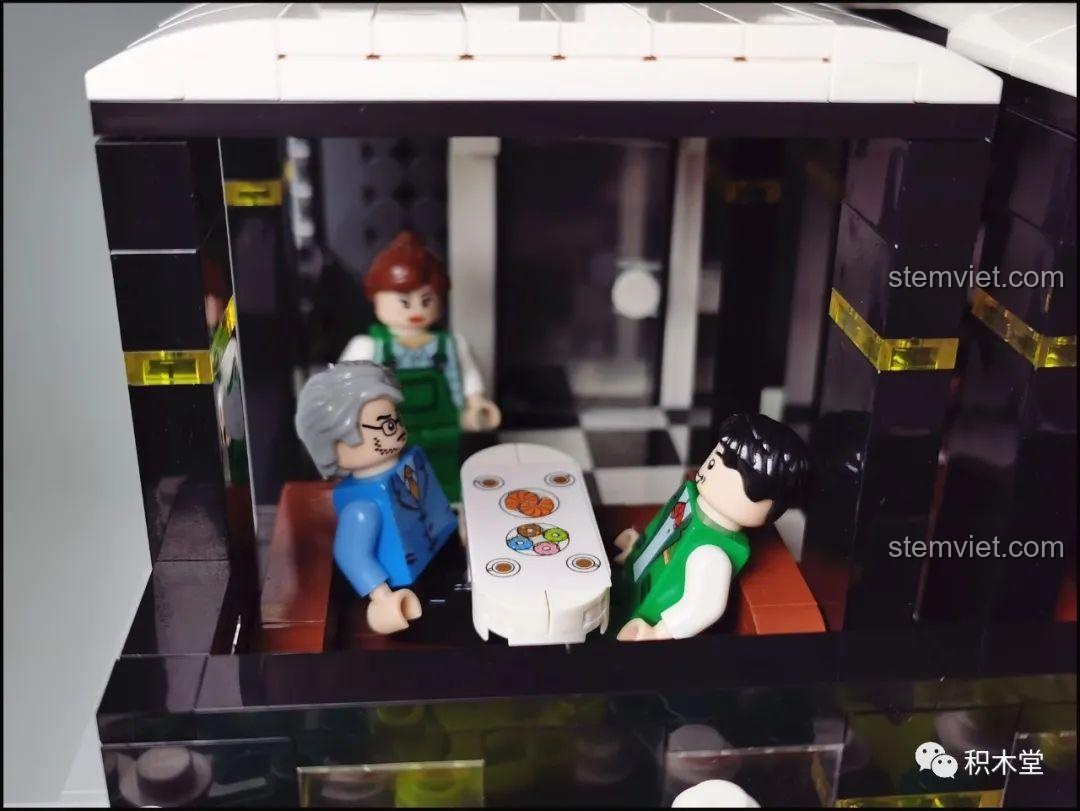 Mô hình Quán Cà Phê Góc Phố Juhang Technology 86007 từ góc nhìn bên hông khác, thể hiện sự đối xứng và các chi tiết trang trí trên tường.