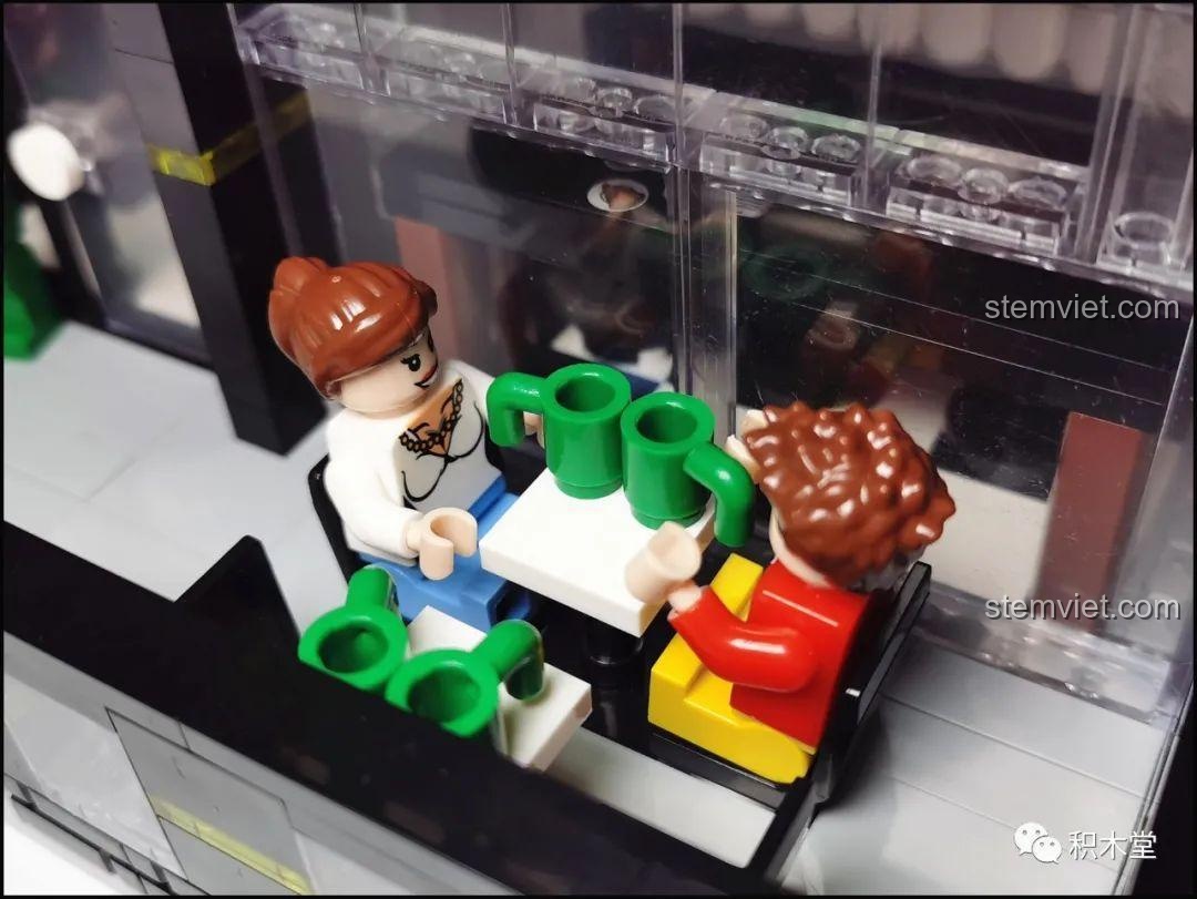 Mô hình Quán Cà Phê Góc Phố Juhang Technology 86007 từ góc nhìn nghiêng phía sau, làm nổi bật thiết kế độc đáo của tòa nhà và các chi tiết nhỏ.