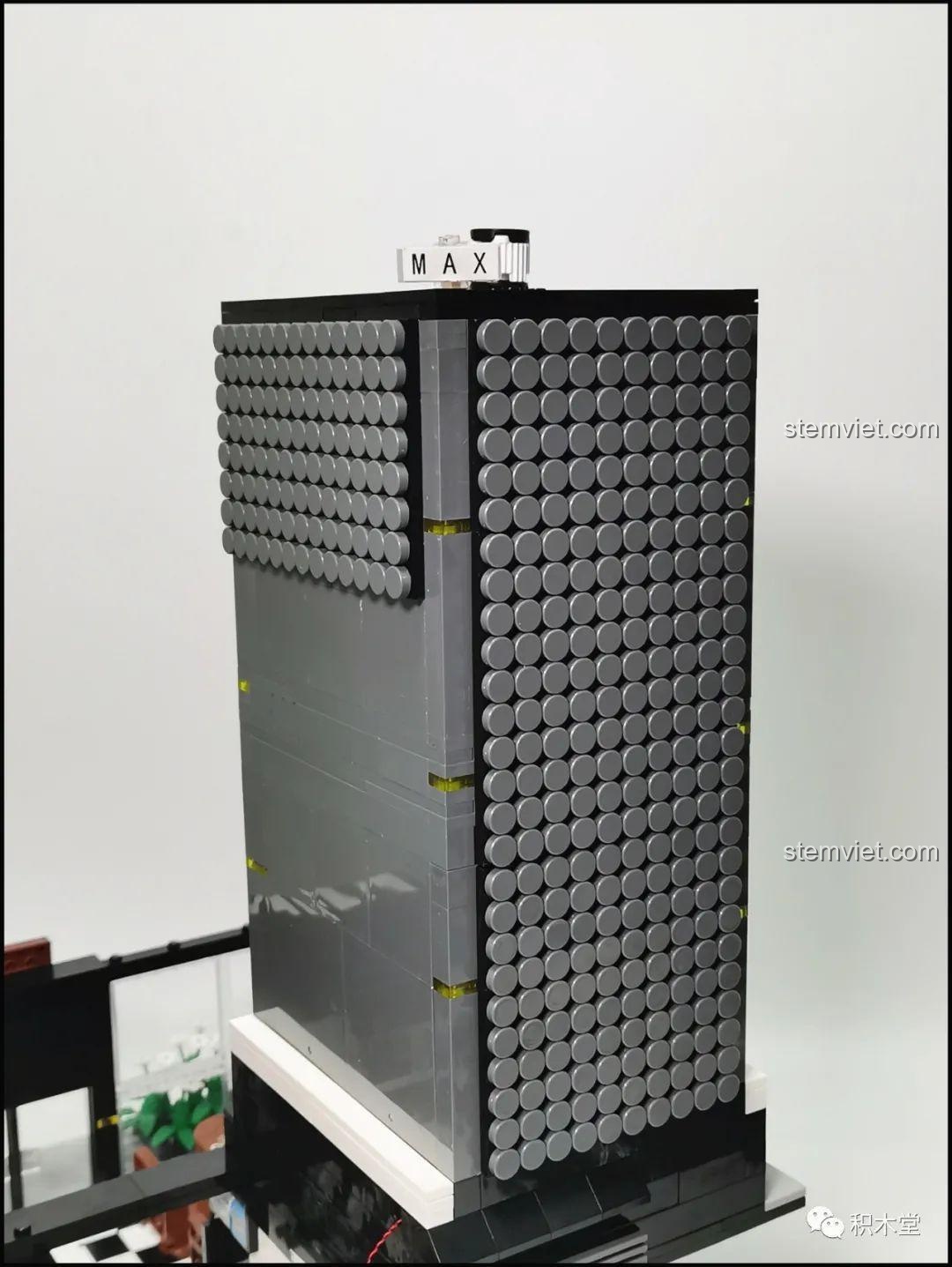 Cơ chế điều khiển thang máy của bộ lắp ghép Juhang Technology 86007 Quán Cà Phê Góc Phố, với núm xoay ở phía trên để di chuyển thang máy.