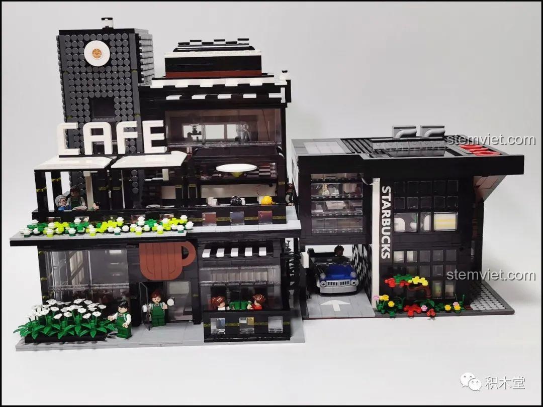 Cấu trúc hình bánh kem hoặc quan tài (theo nhận xét của người đánh giá) trong bộ lắp ghép Juhang Technology 86007 Quán Cà Phê Góc Phố, tạo sự hài hước.