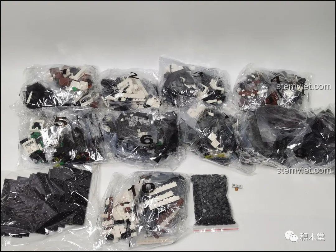 Hai hộp bên trong của bộ lắp ghép Juhang Technology 86007 Quán Cà Phê Góc Phố, được đánh dấu A và B, chứa đầy đủ 4314 mảnh ghép chất lượng cao.