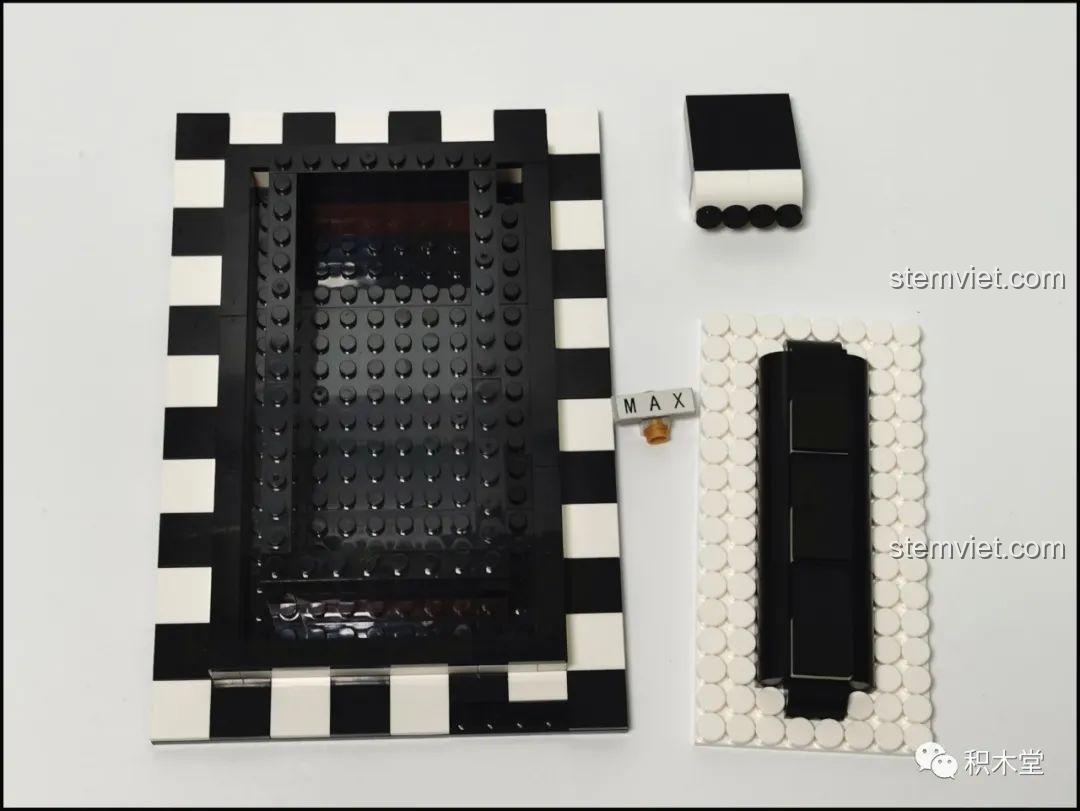 Lối vào thang máy và cầu thang lên tầng 3 trên ban công của bộ lắp ghép Juhang Technology 86007 Quán Cà Phê Góc Phố, thể hiện thiết kế tiện lợi và chi tiết.