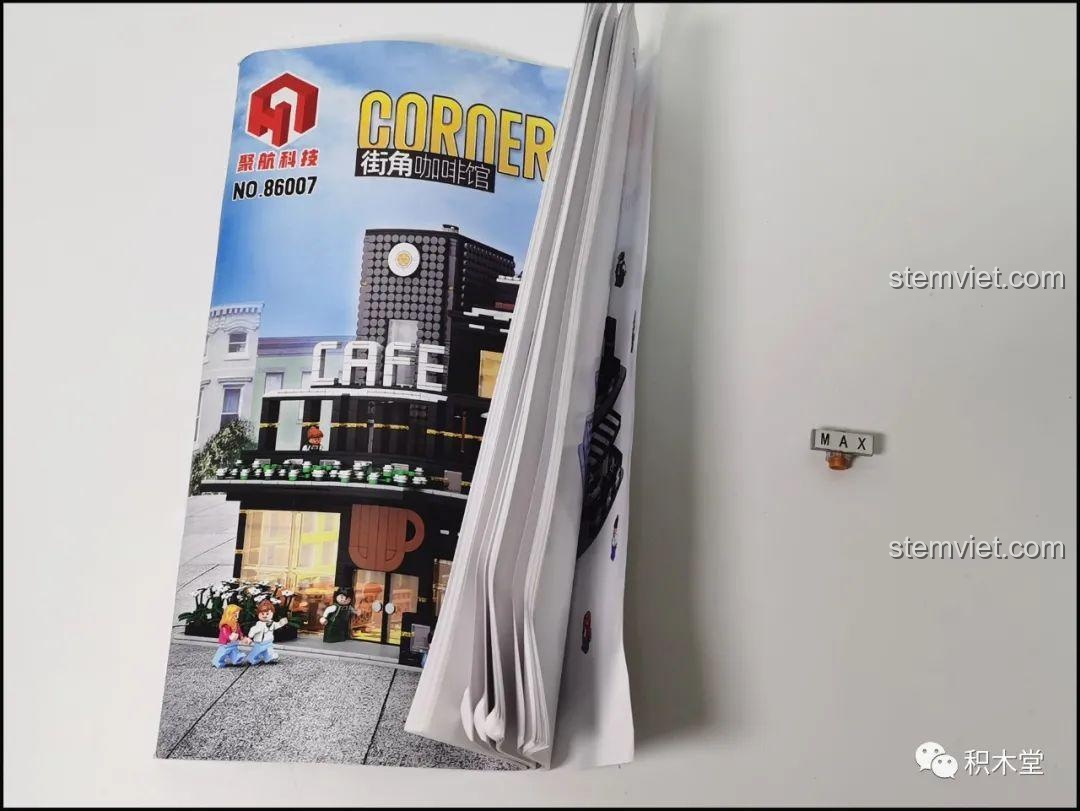 Tổng quan các túi mảnh ghép của bộ lắp ghép Juhang Technology 86007 Quán Cà Phê Góc Phố, cho thấy sự đa dạng và số lượng lớn các chi tiết cần thiết để xây dựng mô hình.