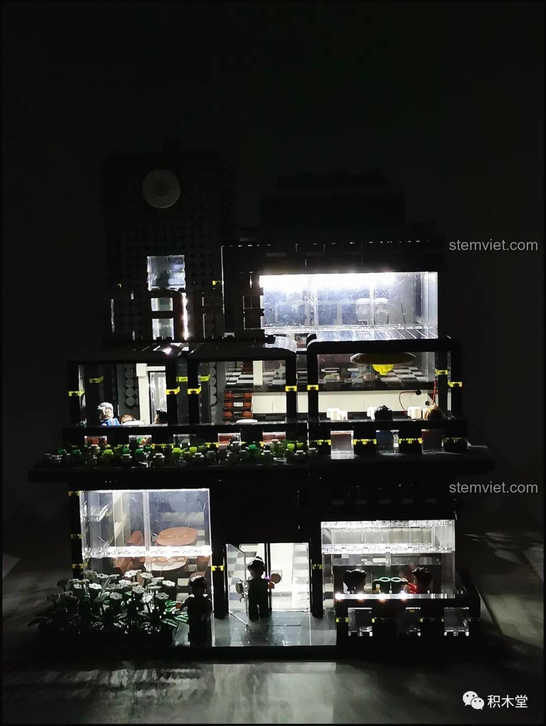 Đo chiều dài mô hình Quán Cà Phê Góc Phố Juhang Technology 86007 bằng thước dây, cho thấy kích thước thực tế là 32cm.