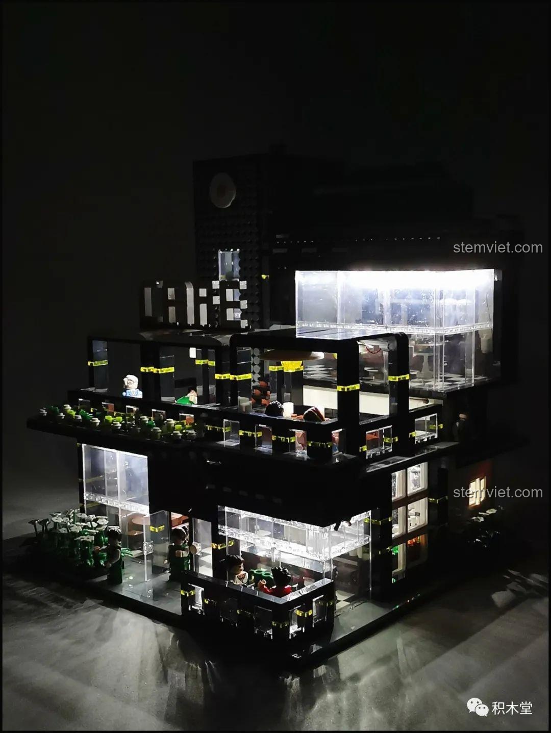 Đo chiều cao mô hình Quán Cà Phê Góc Phố Juhang Technology 86007 bằng thước dây, cho thấy chiều cao thực tế là 37cm.