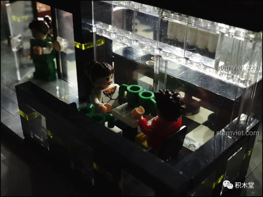 So sánh Quán Cà Phê Góc Phố Juhang Technology 86007 với một mô hình quán cà phê khác của Juhang, cho thấy sự đa dạng trong thiết kế của hãng.