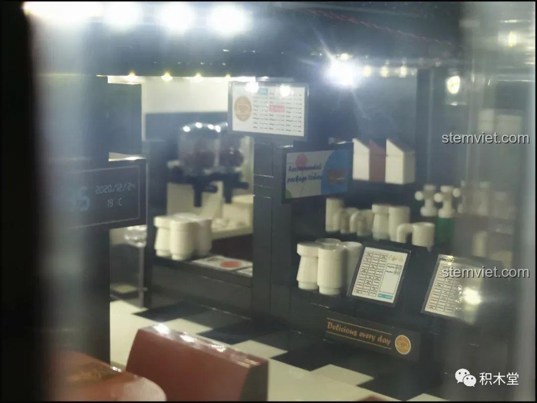 Góc nhìn trên cao so sánh Quán Cà Phê Góc Phố Juhang Technology 86007 với mô hình khác, thể hiện sự khác biệt về bố cục và kích thước.