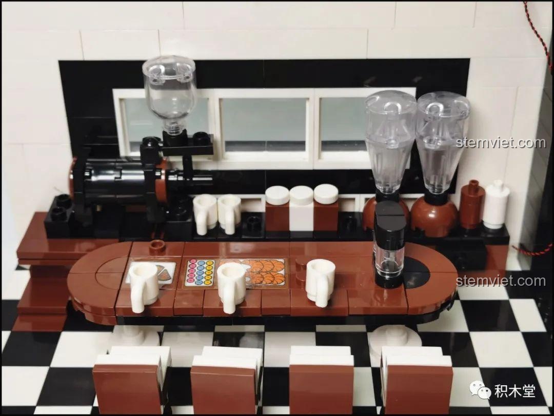 Module ban công được gắn vào cấu trúc chính của bộ lắp ghép Juhang Technology 86007 Quán Cà Phê Góc Phố, tạo thành một tổng thể hài hòa và mở rộng không gian.