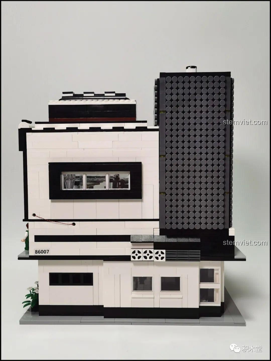 Năm minifigures khách hàng của Quán Cà Phê Góc Phố Juhang Technology 86007, với nhiều kiểu dáng và biểu cảm khác nhau, tạo nên không khí sống động.