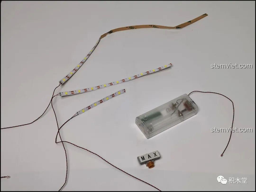 Sàn nhà lát gạch caro đen trắng bên trong bộ lắp ghép Juhang Technology 86007 Quán Cà Phê Góc Phố, tạo điểm nhấn thẩm mỹ và không gian sống động.