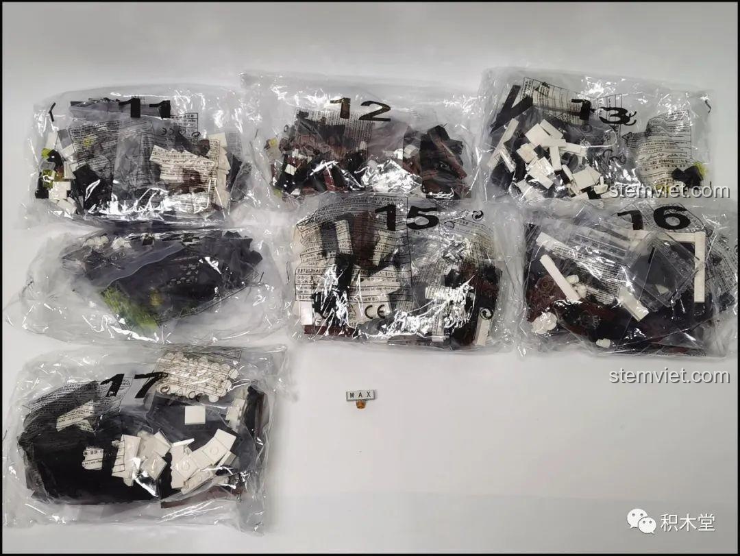 Nội dung hộp A của bộ lắp ghép Juhang Technology 86007 Quán Cà Phê Góc Phố, bao gồm các túi mảnh ghép được đánh số từ 11-17, sách hướng dẫn và các tấm đế.