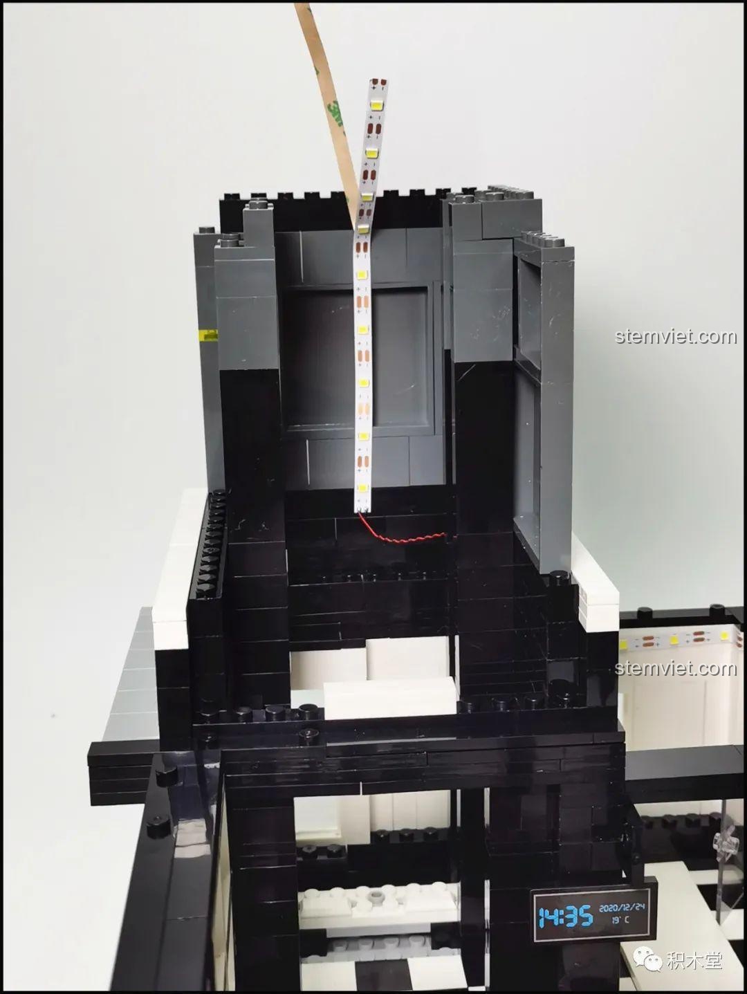 Mảnh ghép hai mặt trong bộ lắp ghép Juhang Technology 86007 Quán Cà Phê Góc Phố, giúp giải quyết vấn đề lắp ráp và tăng tính linh hoạt.