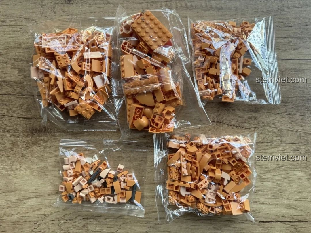 Các túi linh kiện nhỏ gọn của bộ lắp ghép Kaido KD99002-3 Thú Cưng Để Bàn: Đười Ươi Thông Minh, sẵn sàng cho quá trình lắp ráp.