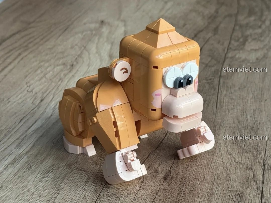 Mô hình Kaido KD99002-3 Thú Cưng Để Bàn: Đười Ươi Thông Minh đã hoàn thành, nhìn từ góc nghiêng, rất đáng yêu.