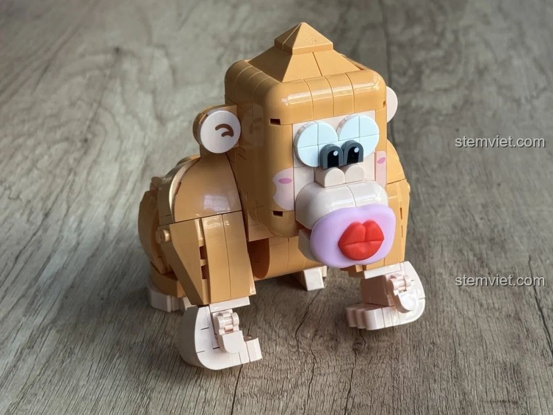 Mô hình Kaido KD99002-3 Thú Cưng Để Bàn: Đười Ươi Thông Minh đã hoàn thành, với chi tiết môi hồng nổi bật, nhìn từ góc nghiêng.