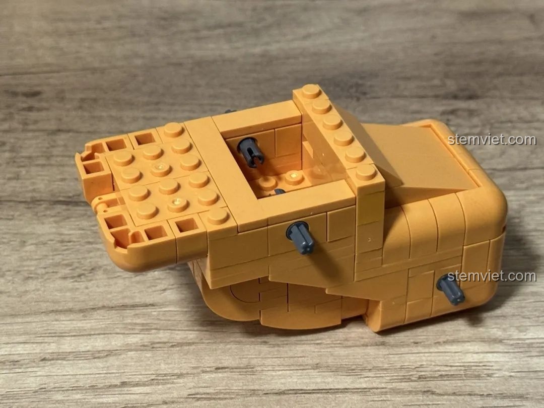 Quá trình lắp ráp phần thân của mô hình Kaido KD99002-3 Thú Cưng Để Bàn: Đười Ươi Thông Minh, các mảnh ghép đang được kết nối.