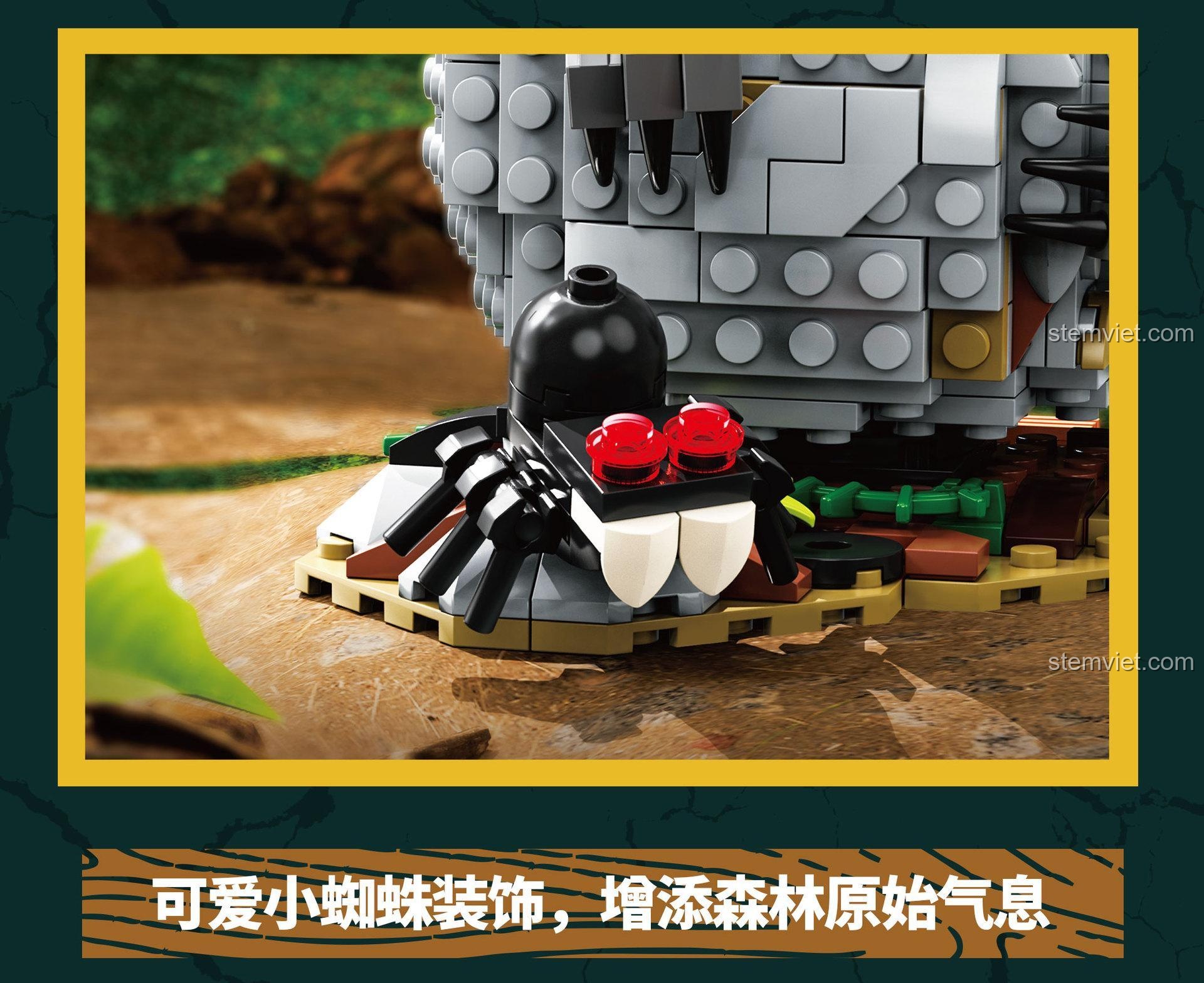 Chi tiết con nhện dễ thương trang trí trên đế của mô hình trứng khủng long, tăng thêm không khí rừng nguyên sinh.