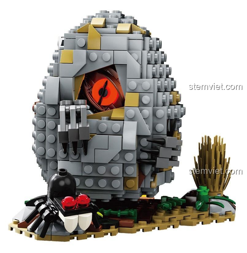 Cận cảnh mô hình trứng khủng long Velociraptor từ bộ lắp ráp Kaido KD99009, với mắt đỏ phát sáng và chi tiết con nhện trang trí.