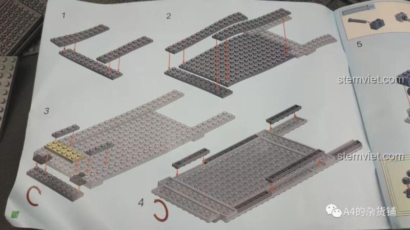Một trang trong sách hướng dẫn lắp ráp của bộ KAZI 82010, các bước được minh họa rõ ràng.