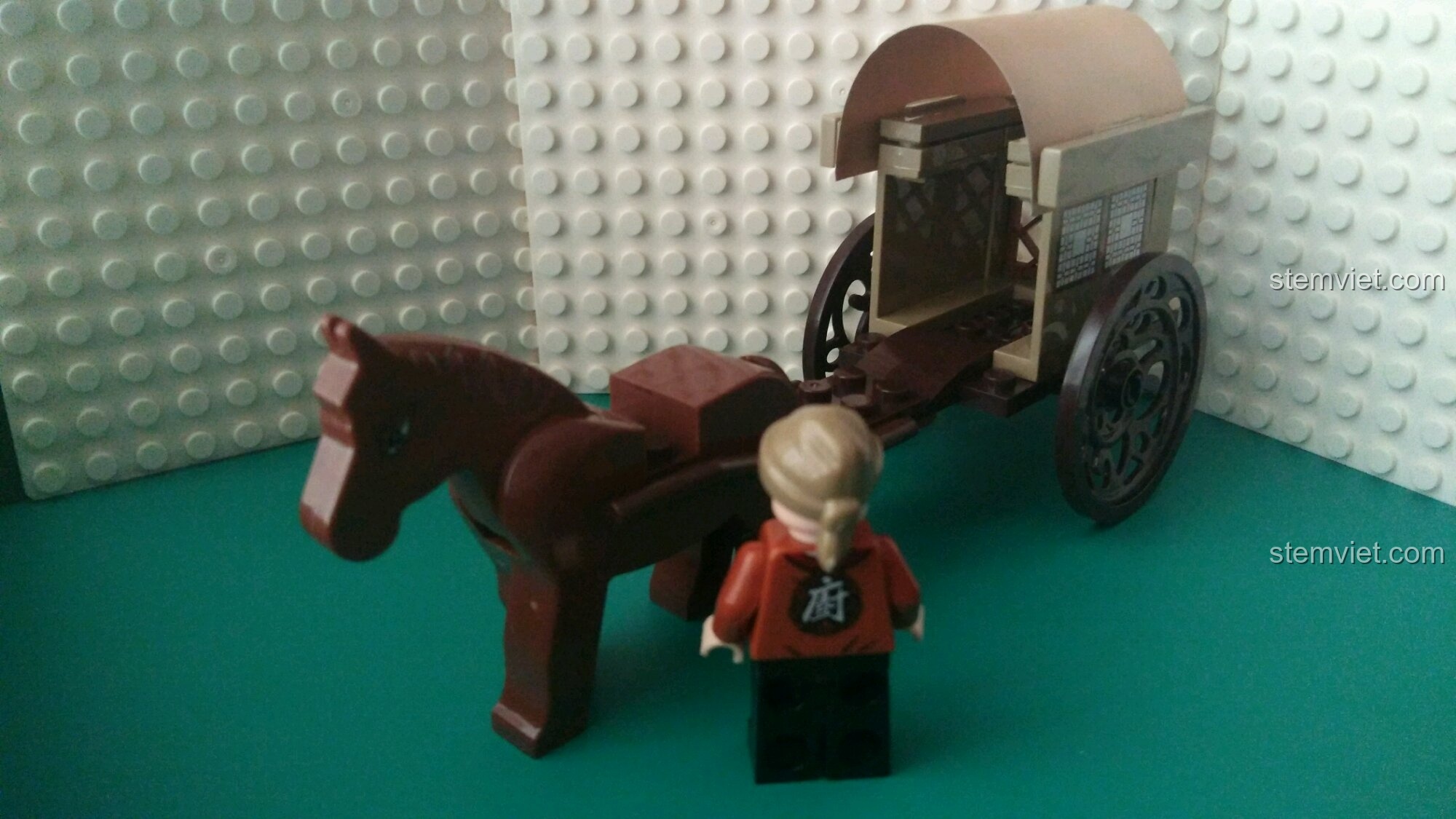 Mô hình Cầu Dương Liễu với cây liễu rủ, đèn lồng và minifigure cô gái cầm quạt trong bộ KAZI KY5007.