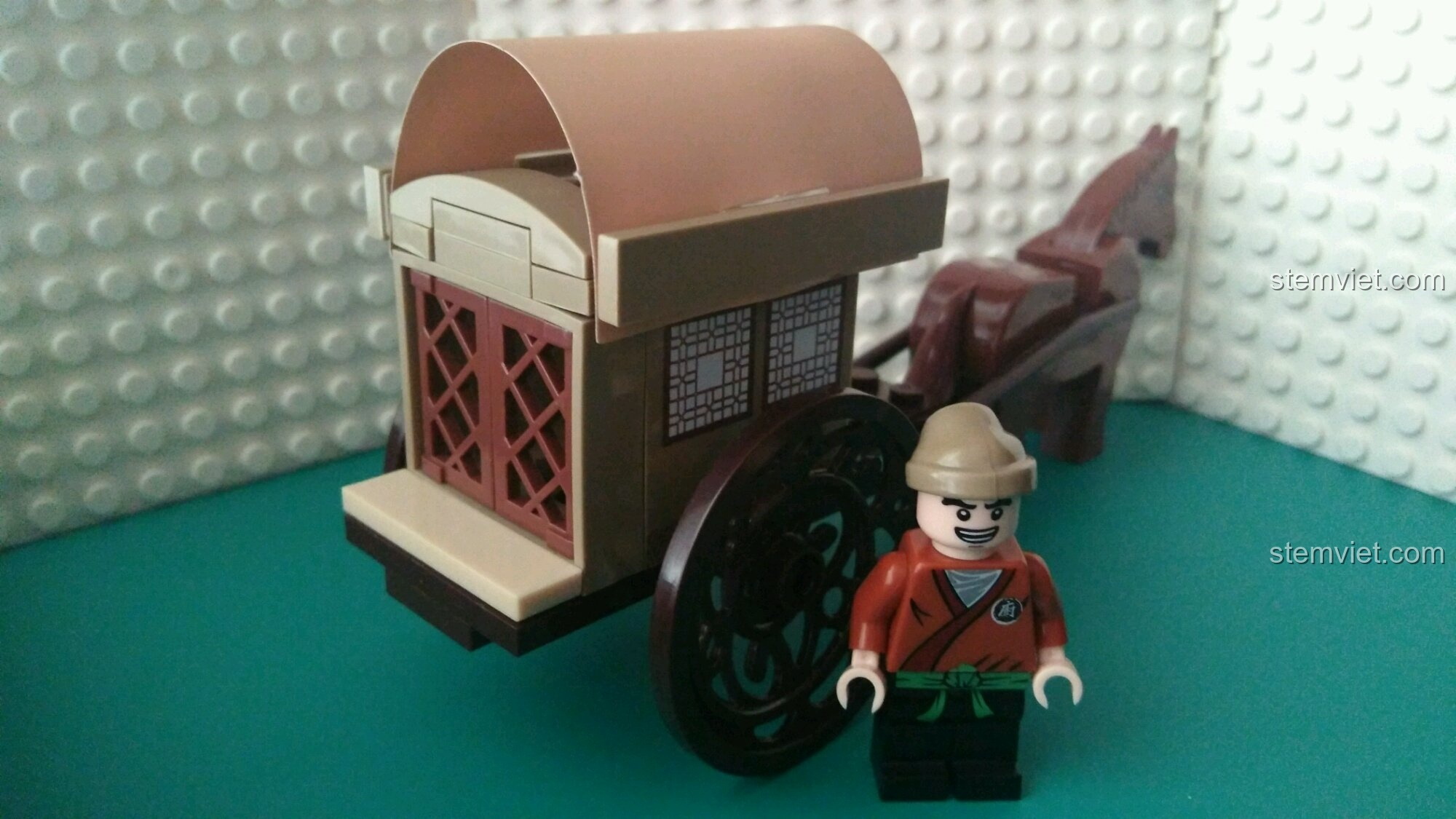 Mặt sau của xe ngựa trong bộ xếp hình KAZI KY5007, cho thấy không gian bên trong và minifigure với chữ 'Phủ' trên lưng áo.