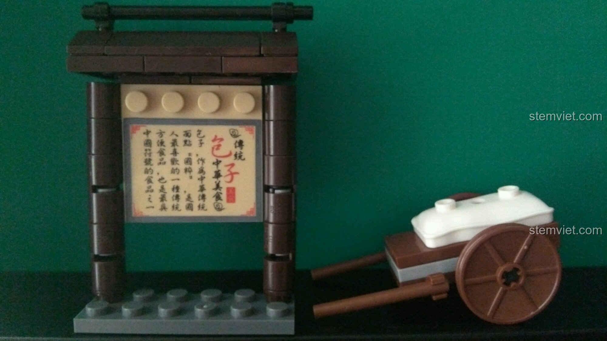 Mô hình quán trà cổ trong bộ đồ chơi xây dựng Khu phố cổ Trung Quốc KY 5007, với minifigure chủ quán và biển hiệu.