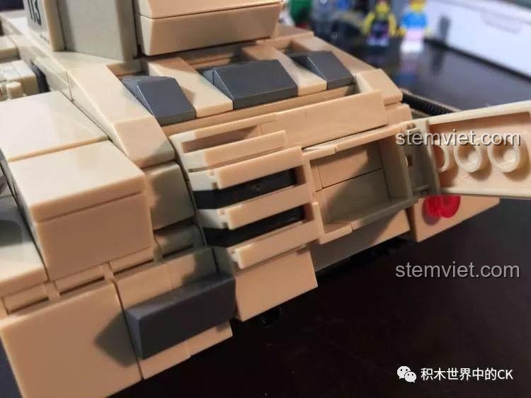 Chi tiết cửa hông trên tháp pháo của xe tăng KAZI KY82008 có thể mở ra, một tính năng tương tác thú vị cho bé trai.
