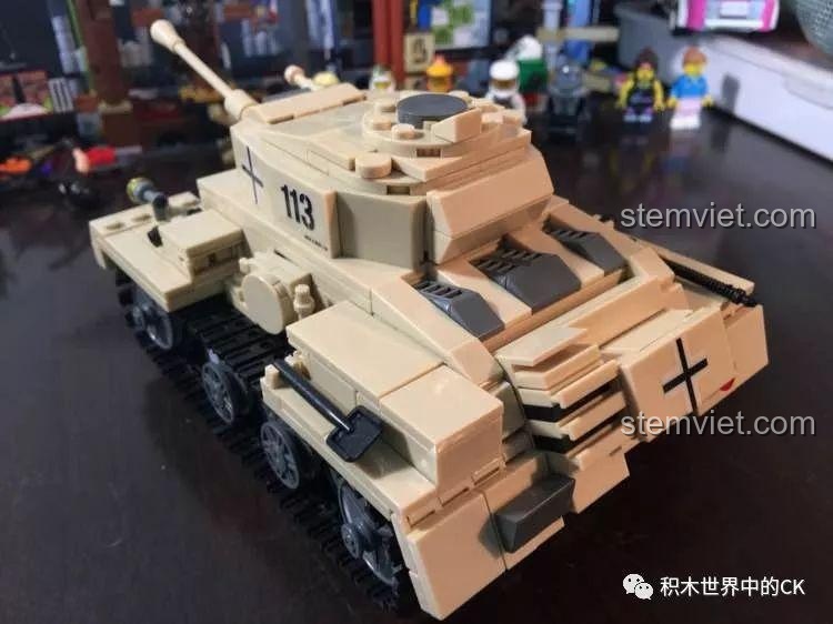 Mặt sau của minifigure lính tăng Đức trong bộ xếp hình KAZI KY82008, không có chi tiết in.