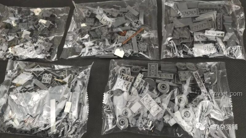 Các túi đựng chi tiết của bộ lắp ráp Xe tăng Panzer IV F2 KAZI KY82010, đảm bảo không thiếu mảnh.