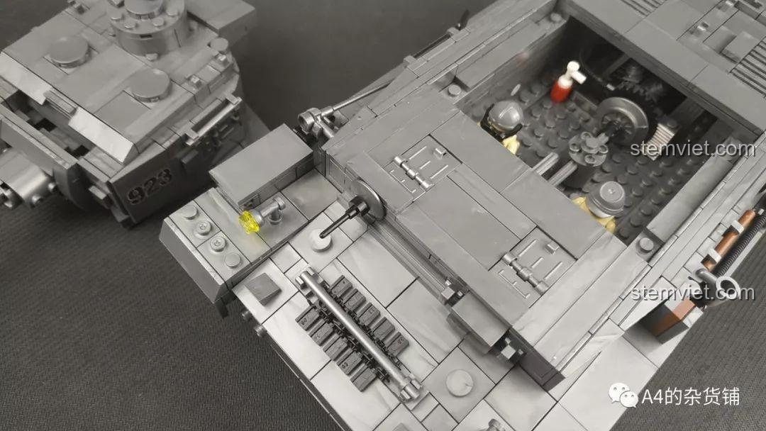 Góc nhìn từ phía sau của mô hình Xe tăng Panzer IV F2 KAZI KY82010, với các chi tiết ống xả và thùng nhiên liệu.