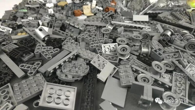 Toàn bộ 1193 mảnh ghép màu xám của bộ đồ chơi xây dựng Xe tăng Đức Panzer IV KAZI KY82010.