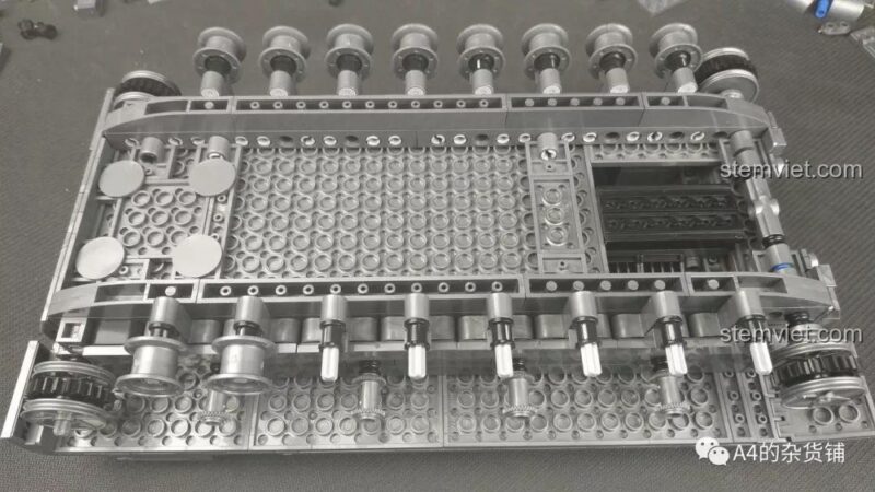 Xích xe được lắp hoàn chỉnh vào hệ thống bánh của Xe tăng Panzer IV F2 KAZI KY82010.