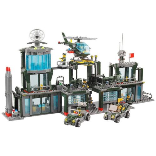 Toàn cảnh bộ lắp ráp Căn cứ quân sự dã chiến KAZI 84011 với 1001 mảnh, bao gồm trực thăng và xe jeep.