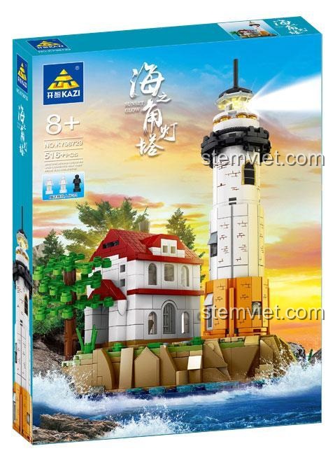 Mô hình đồ chơi mô hình KAZI KY98729 đã lắp ráp hoàn chỉnh, thể hiện chi tiết ngọn hải đăng và ngôi nhà bên cạnh trên nền đá và biển xanh.