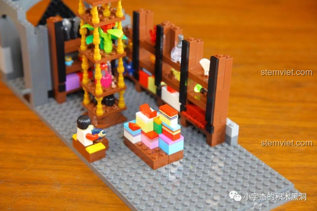 Các kệ hàng với nhiều món đồ chơi khăm và vật phẩm phép thuật trong Cửa hàng Weasley.