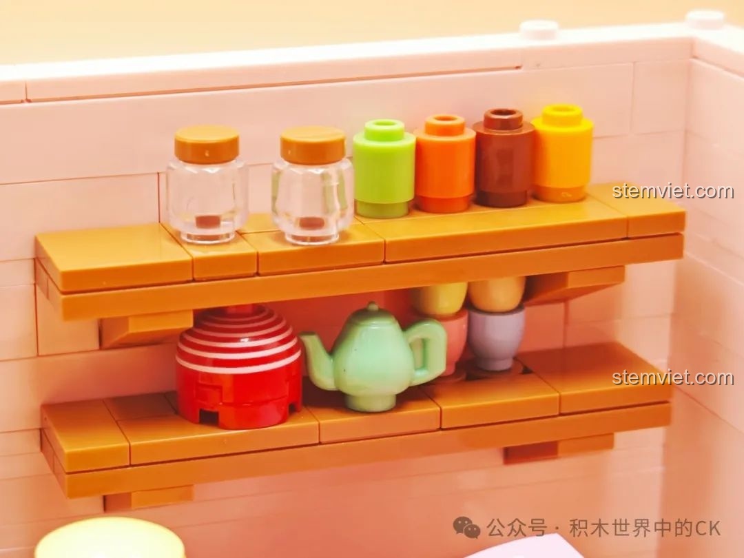 Kệ sách hai tầng với các chi tiết lọ, ấm trà nhiều màu sắc trong bộ đồ chơi xếp hình phòng ngủ của Shirokuma.