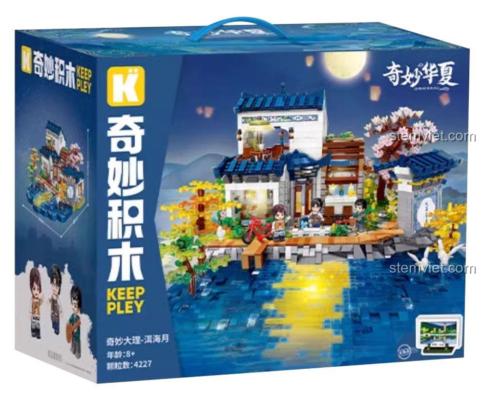 Hộp sản phẩm của đồ chơi mô hình Keeppley K18005, thể hiện hình ảnh lung linh của công trình kiến trúc Đại Lý bên Hồ Nhĩ Hải.