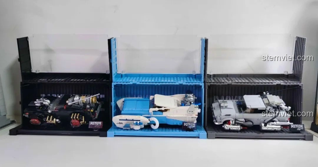 Ba mô hình xe Pinbo Back to the Future được trưng bày trong các hộp container với sự kết hợp màu sắc độc đáo, tạo điểm nhấn.