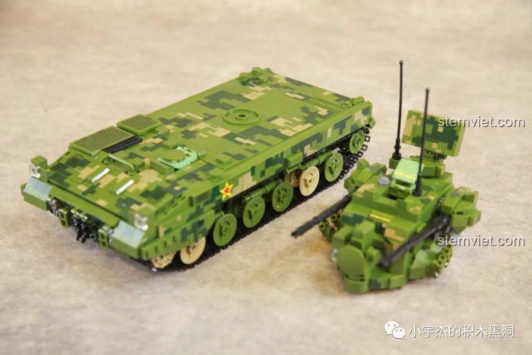 Chuẩn bị lắp ráp tháp pháo vào thân xe của bộ lắp ghép Panlos Brick 688005.