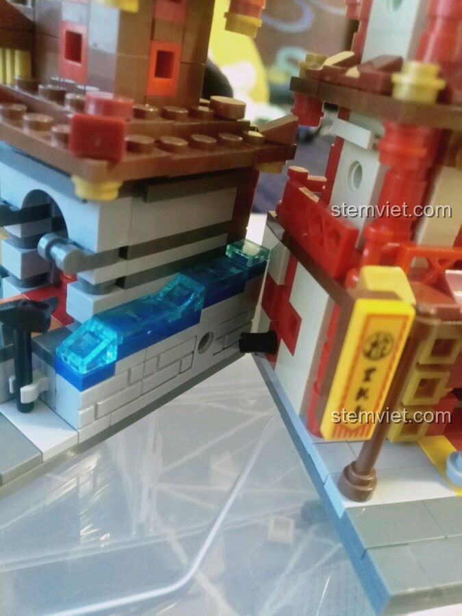 Quá trình kết nối hai mô hình Tiệm Rèn và Hiệu Thuốc bằng chốt nối trong bộ xếp hình XB-01101.