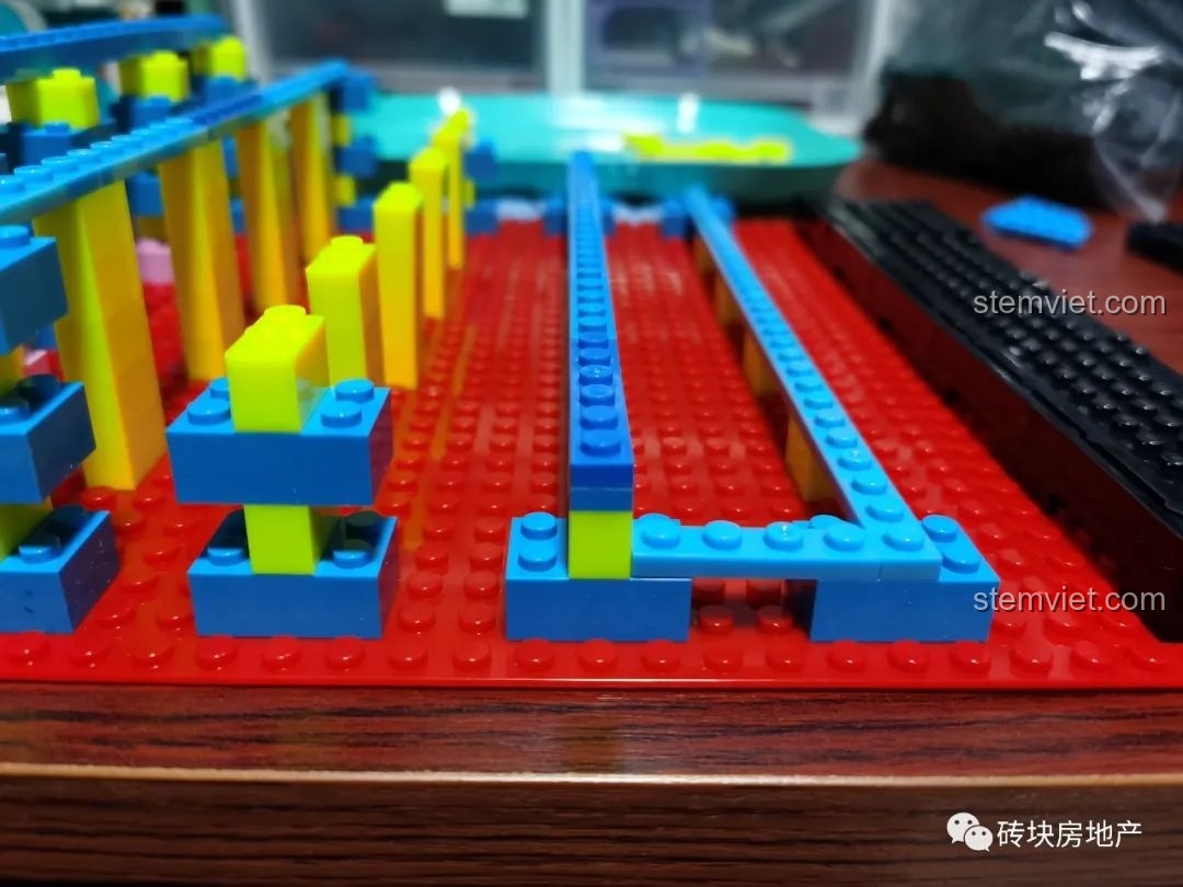 Chi tiết các mảnh ghép được kết nối chặt chẽ, tạo độ bền cho cấu trúc hộp trưng bày minifigure.