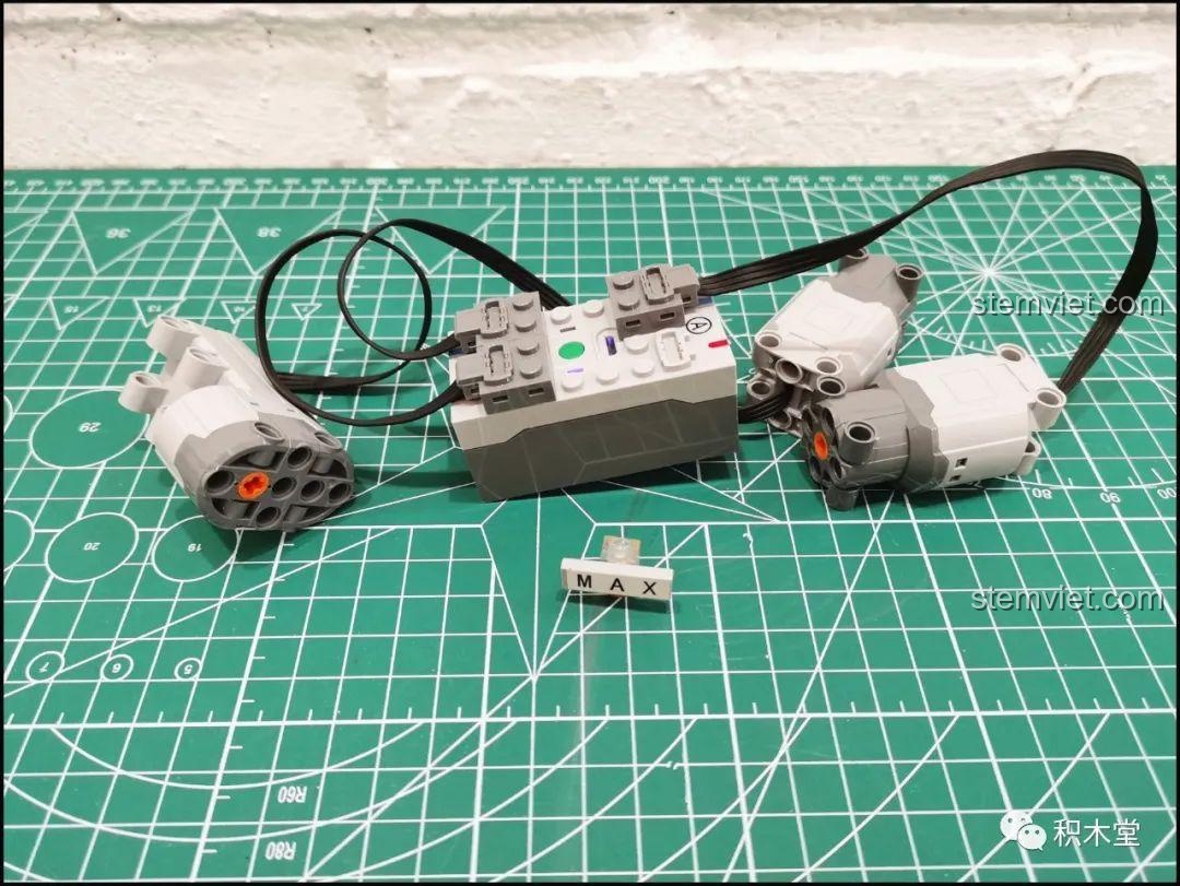 Kết nối các motor và pin của bộ Power Functions Happy Build YC-QC004, chuẩn bị cho bước kiểm tra hoạt động trước khi lắp vào mô hình.