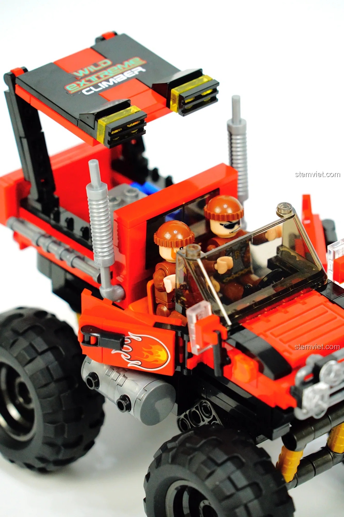 Mô hình Xe địa hình bánh lớn cho con trai 6 tuổi thể hiện khả năng vượt địa hình ấn tượng.